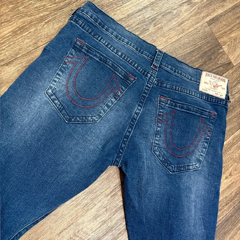 True Religion Ricky Relaxed Straight Jeans Size 40x32 Dark Wash Red Stitch